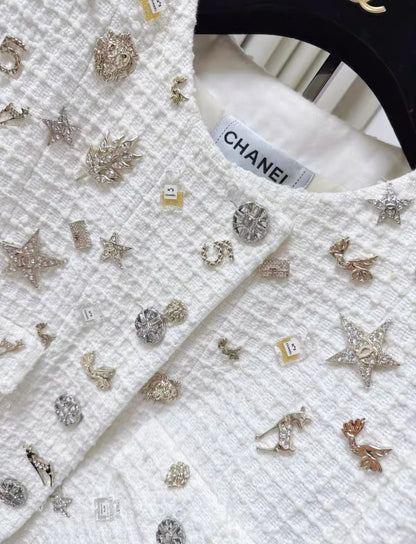 Chanel 22C White tweed jacket decorated with charms