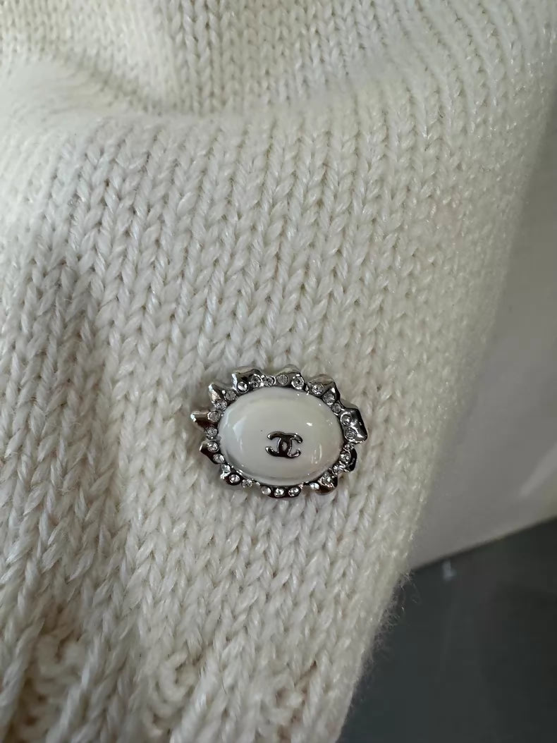 Chanel 25K off-white bow sweater