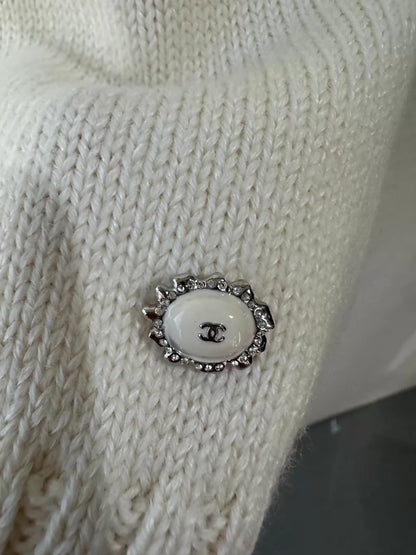 Chanel 25K off-white bow sweater