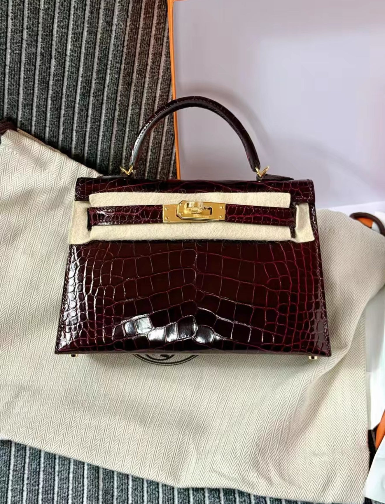 Hermès Mini Kelly 20 Red Bordeaux Shiny  crocodile leather Gold Hardware
