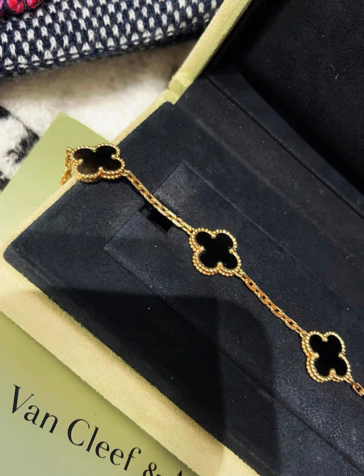 Van Cleef & Arpels Vintage Alhambra bracelet, 5 motifs
18K yellow gold, Onyx