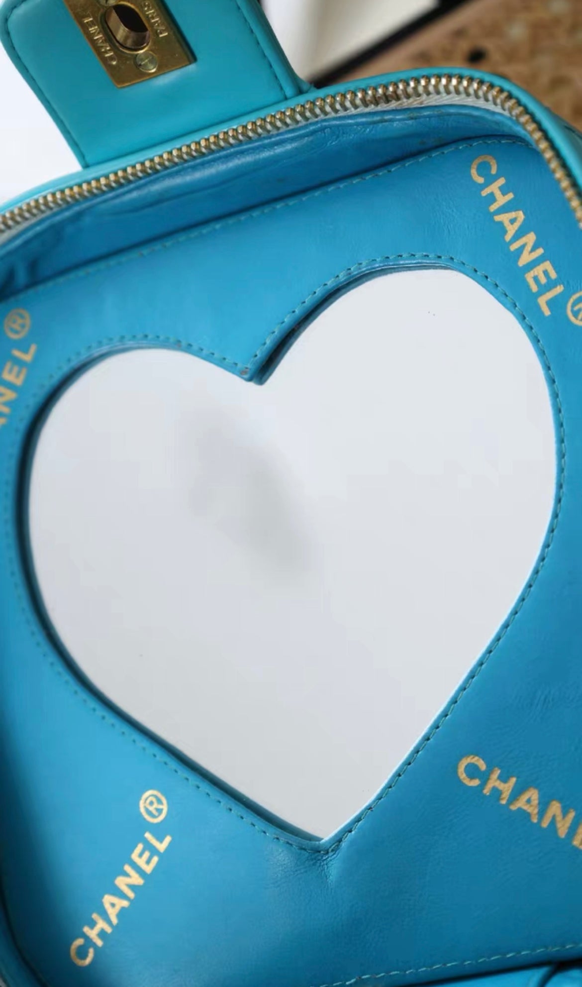 CHANEL 1995 VINTAGE "BARBIE" BLUE PATENT HEART-MIRROR VANITY CASE BAG