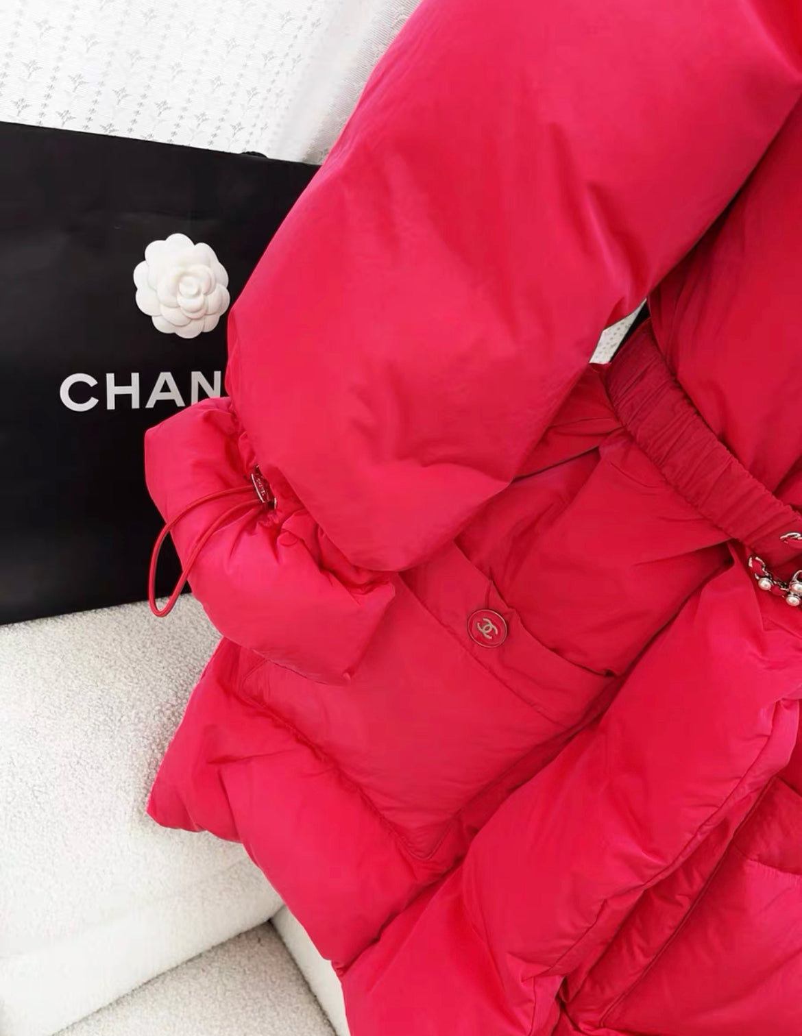 Chanel Fall/Winter 2019/2020 Puffer jacket in Red with belt size 34