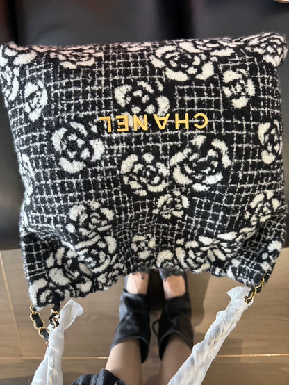 Chanel 22 bag in 23K camellia houndstooth wool, limited edition, medium size