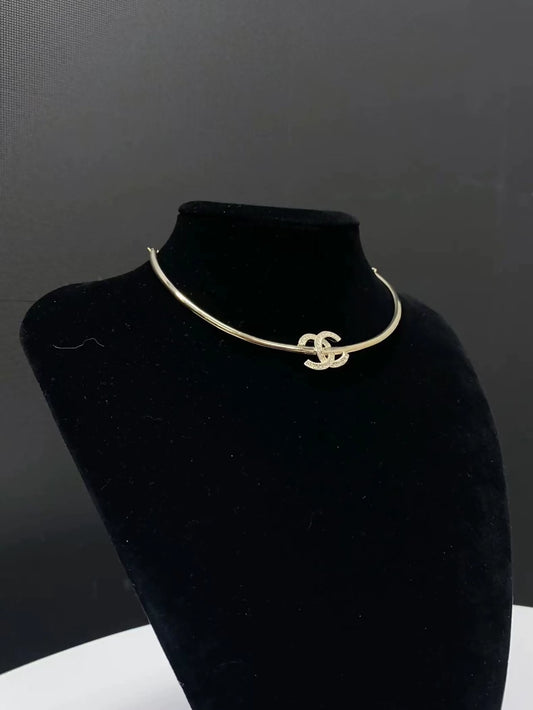 Chanel 22B necklace in light gold set with diamonds and adorned with a double C