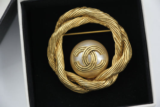 Chanel Vintage 94A Imitation Pearl Gold-Plated Cord Brooch