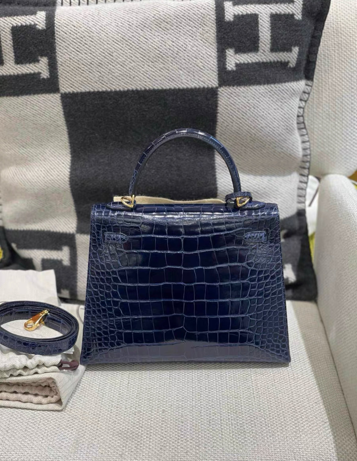 Hermès Kelly 25 Blue Sapphire Alligator Shiny Gold Hardware