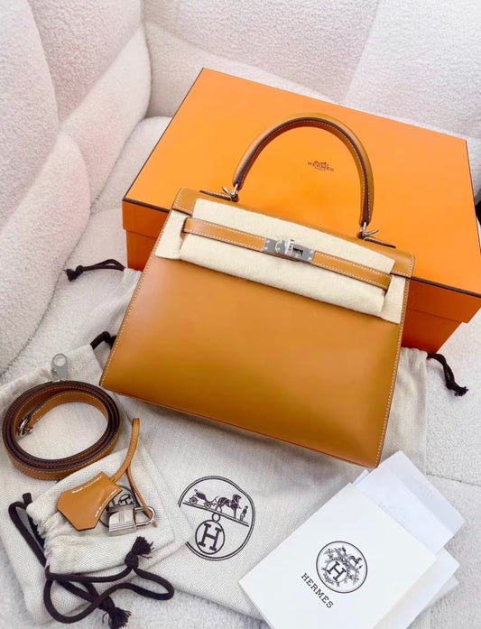 Hermès Kelly 25 BARENIA GOLD LEATHER SADDLER & WHITE STITCHING BAG