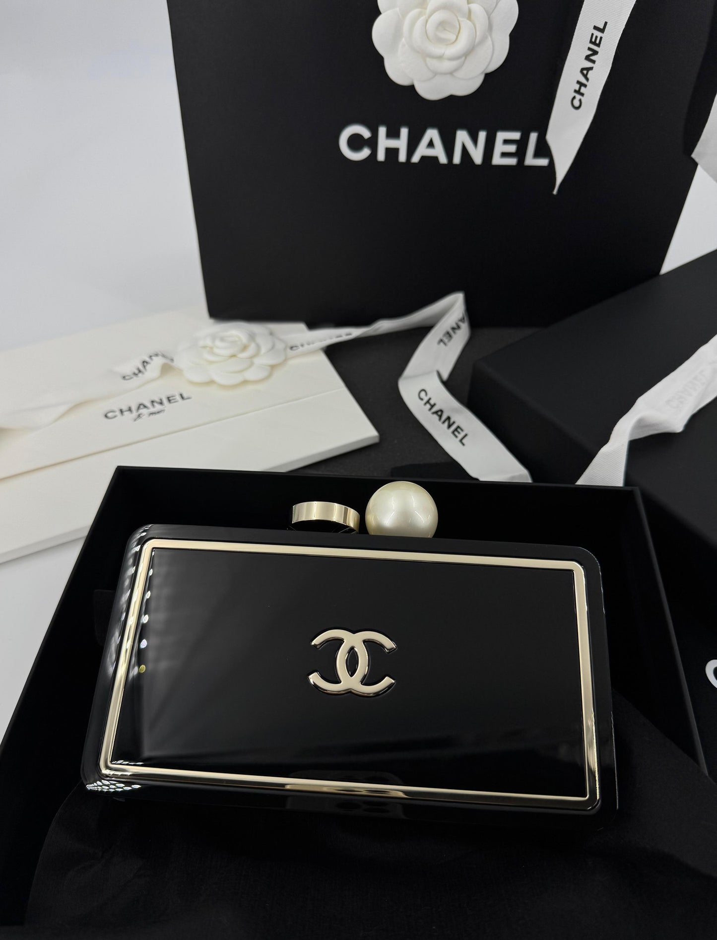 Chanel Fall-Winter 2025/26 oversized rhinestones, pearls, and double C jewels evening bag