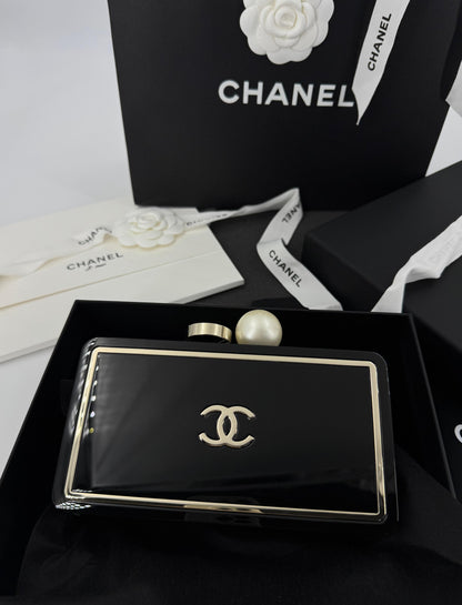 Chanel Fall-Winter 2025/26 oversized rhinestones, pearls, and double C jewels evening bag