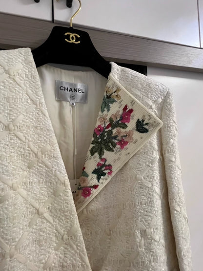 Chanel 21A ecru tweed flowers embroidery jacket