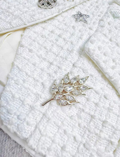 Chanel 22C White tweed jacket decorated with charms