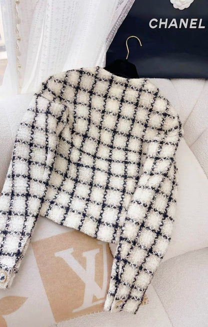 Chanel 19k black & white tweed jacket size 36