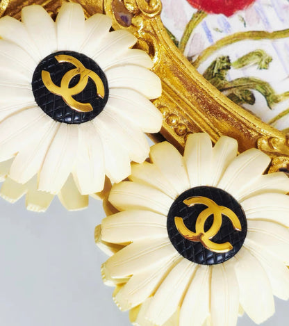 VINTAGE CHANEL80s rare sun flower black and gold logo large size ear clip