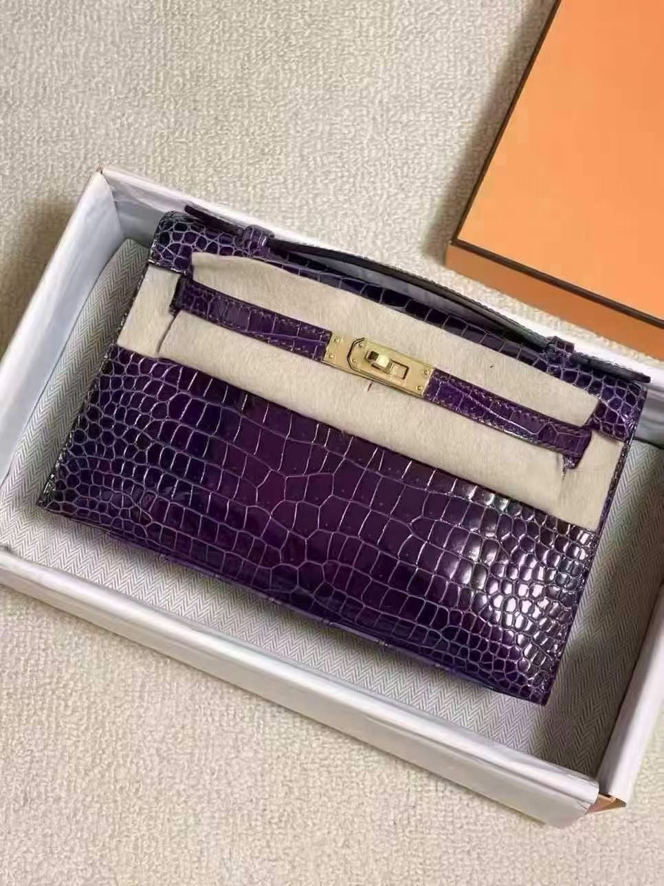 Hermès Kelly Pochette Cassis Shiny Alligator Gold hardware