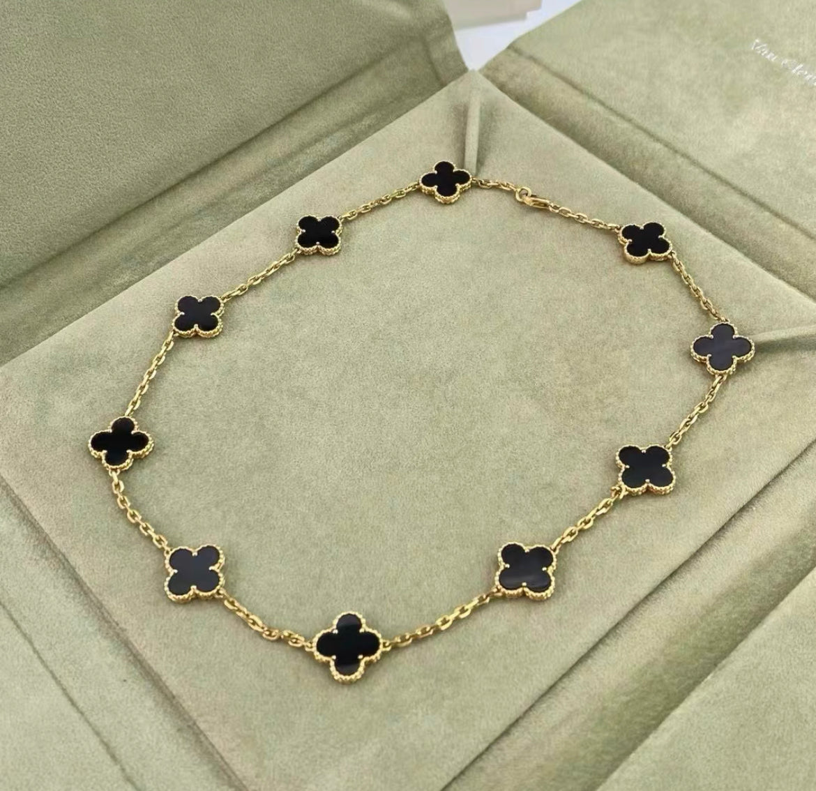 VCA Van Cleef & Arpels Vintage Alhambra necklace, 10 motifs
18K yellow gold, Onyx