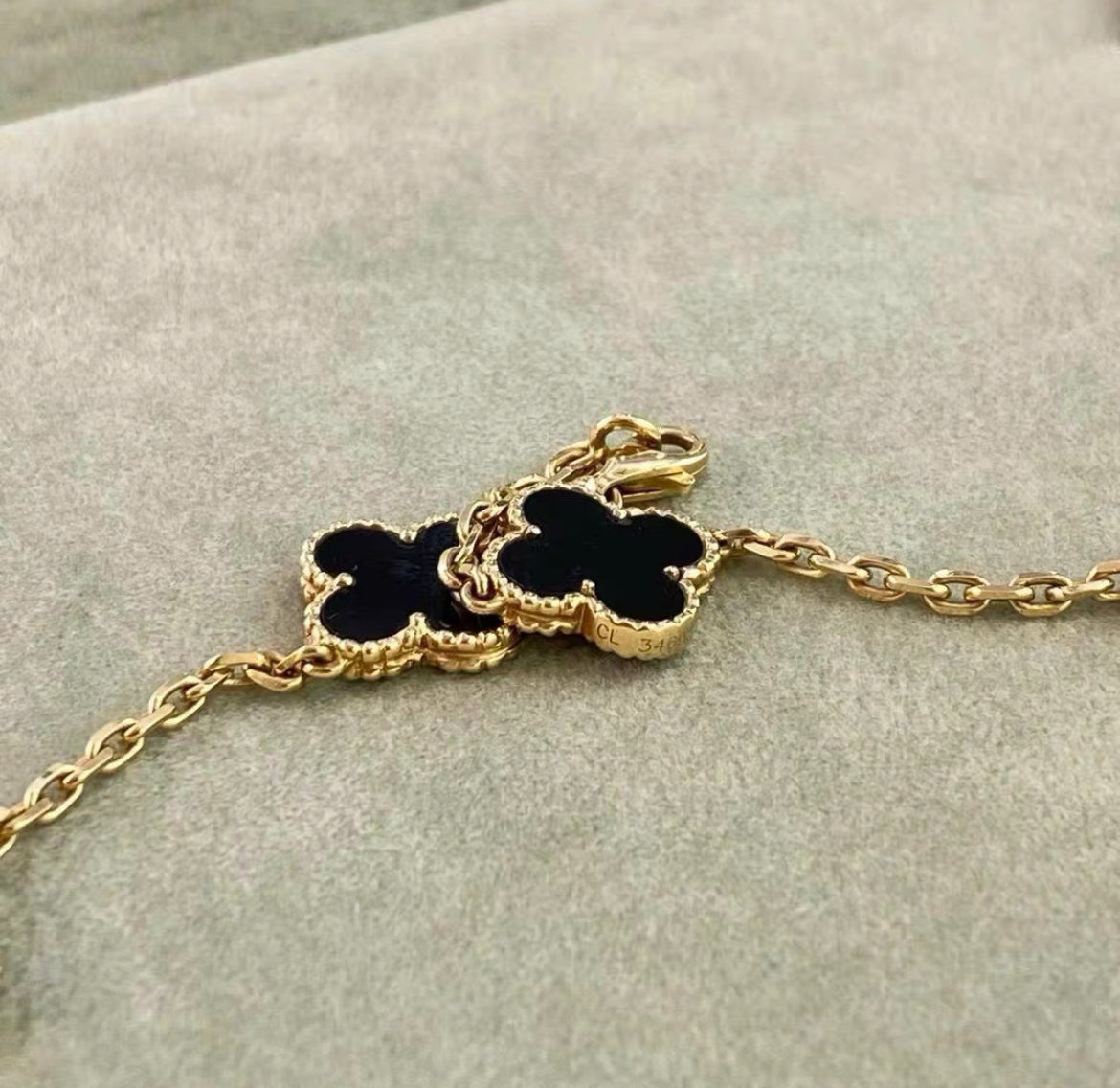 VCA Van Cleef & Arpels Vintage Alhambra necklace, 10 motifs
18K yellow gold, Onyx