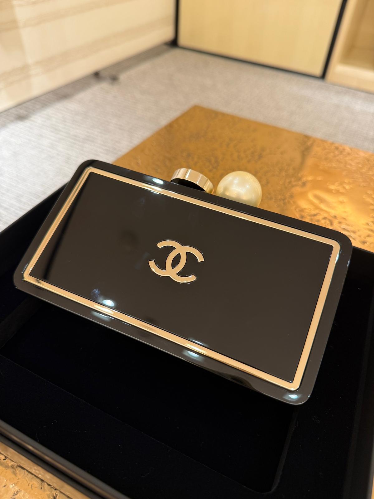 Chanel Fall-Winter 2025/26 oversized rhinestones, pearls, and double C jewels evening bag