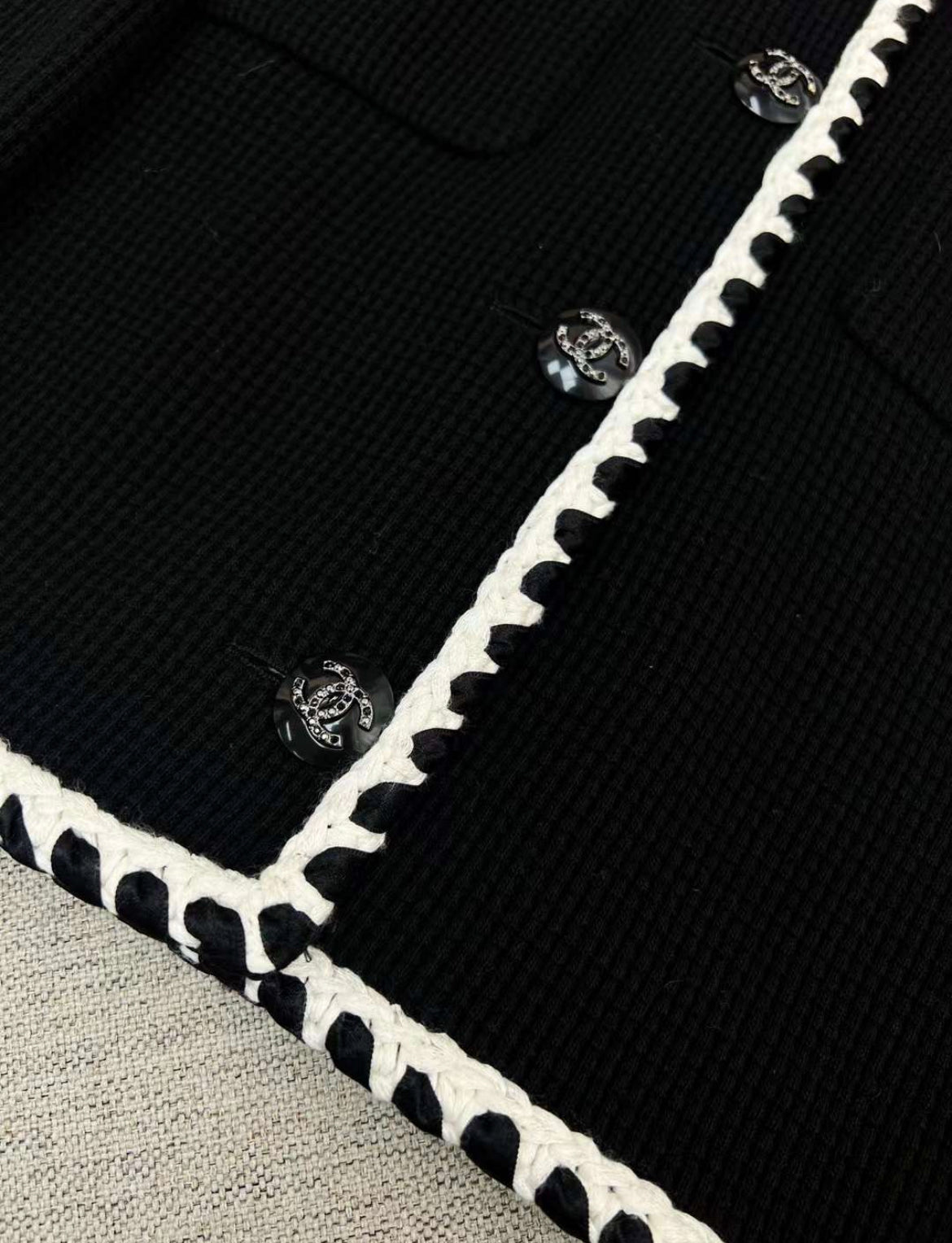 CHANEL 21C ラインストーンココマークボタン ワッフルダブルジャケット Chanel 21C black & white waffle knit jacket size 38 – Wararni.com