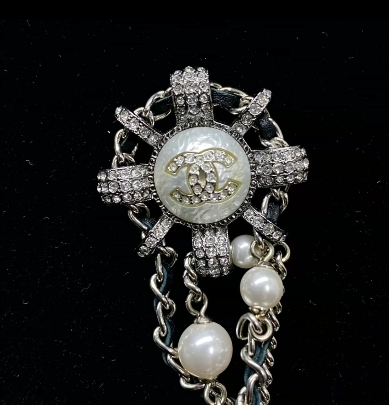 Chanel 21A Double chain brooch