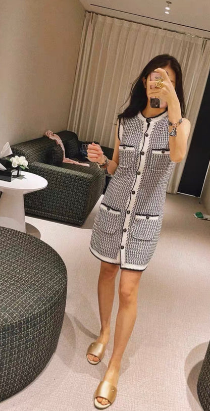 Chanel 2022 pre-spring summer collection black and white four-pocket tweed dress size 40