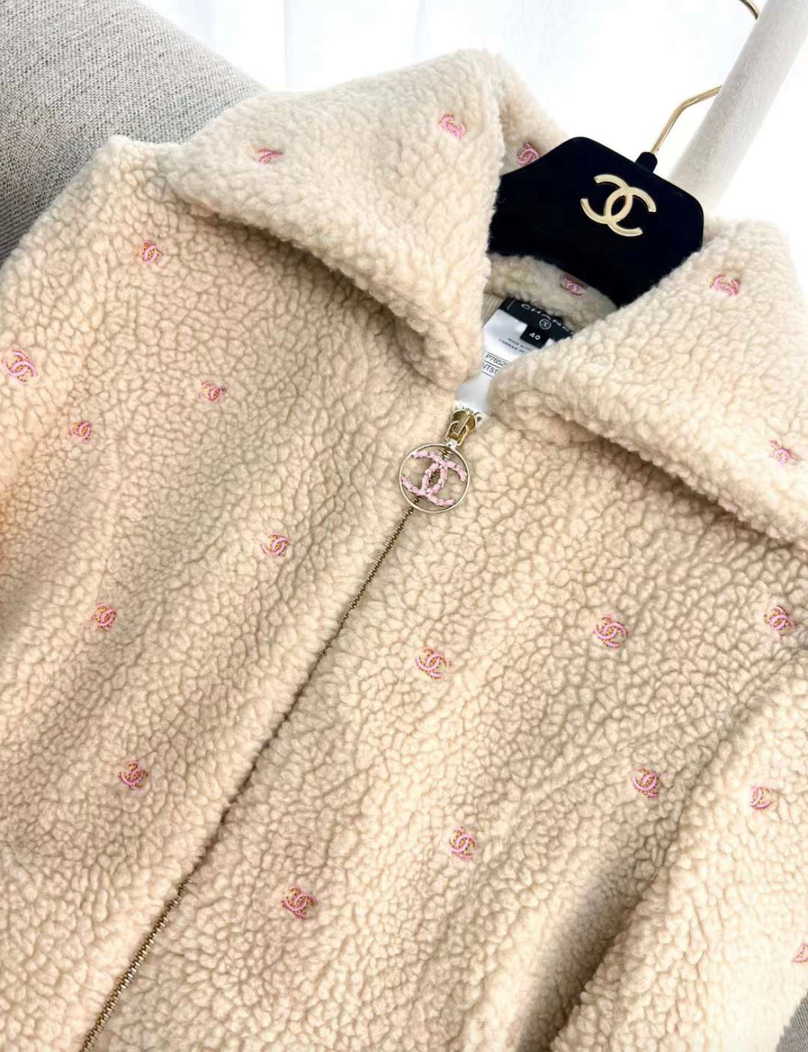 CHANEL ベージュ ジャンパー ラージ フラップ バッグ、ツイード、エクリュ、ベージュ & ゴールド