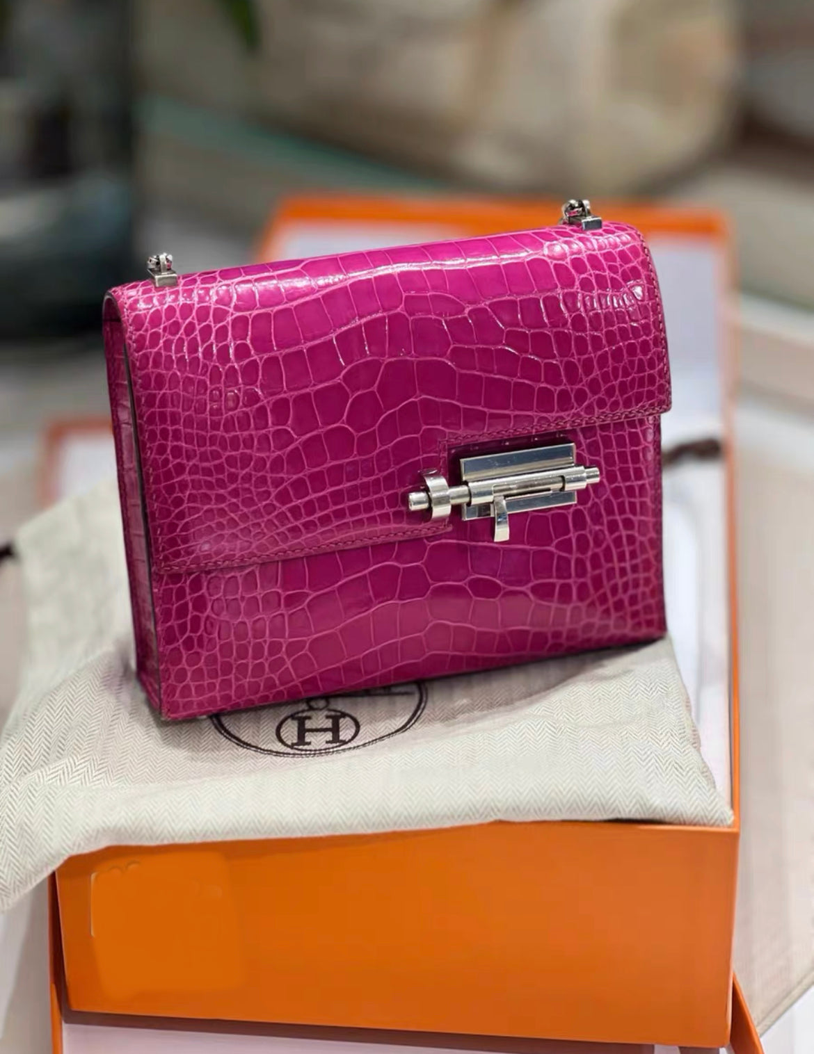 HERMES Shiny Alligator Mini Verrou Chaine Bag Rose Scheherazade