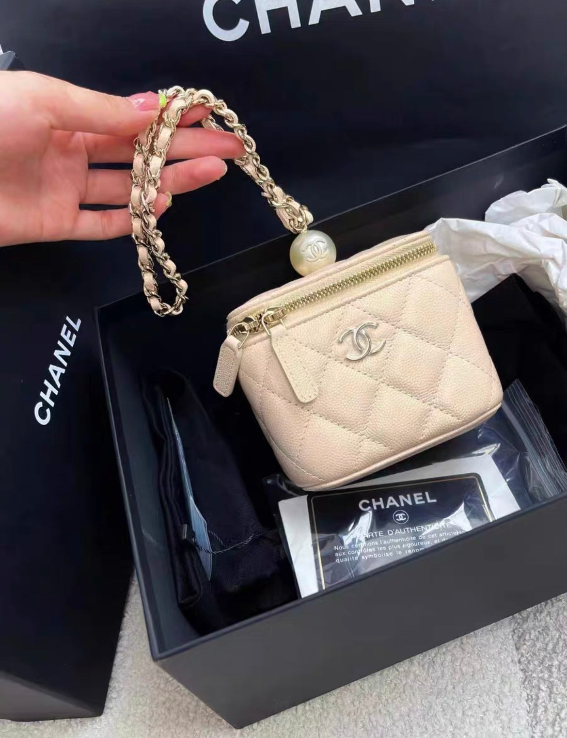 Chanel 21S pearl vanity case in beige leather – Wararni.com