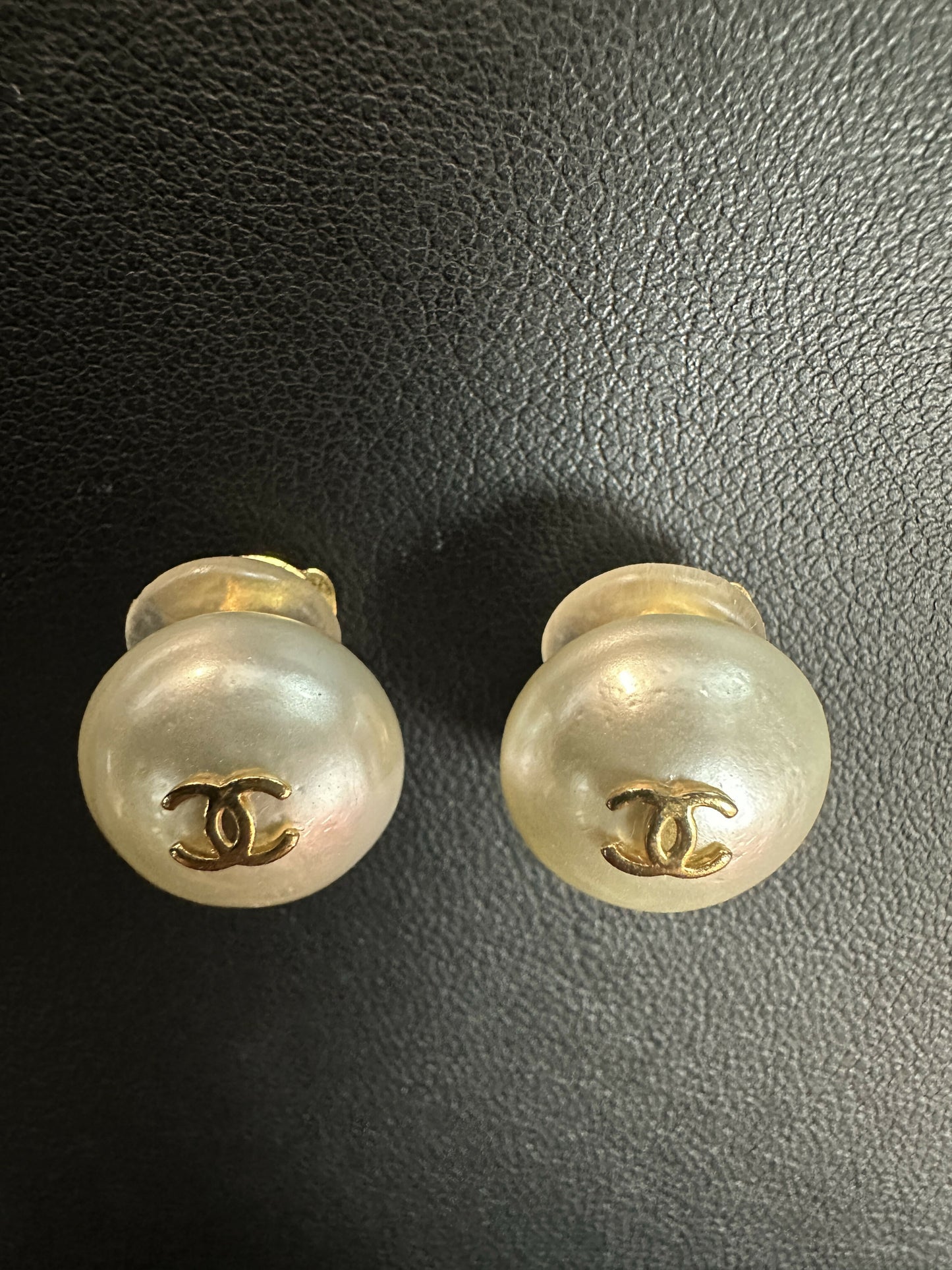 Chanel Vintage 95A Imitation Pearl White Round Clip-On Earrings