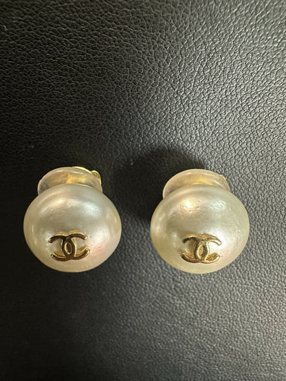 Chanel Vintage 95A Imitation Pearl White Round Clip-On Earrings
