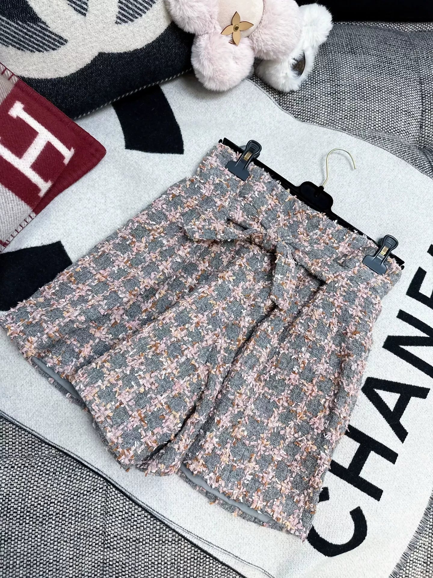 Chanel 22K pink gray tweed bow shorts