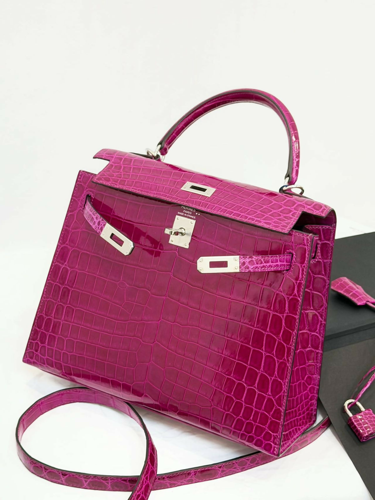 Hermès Kelly 25 Violet / Cassis Shiny Niloticus Crocodile with Gold Hardware
