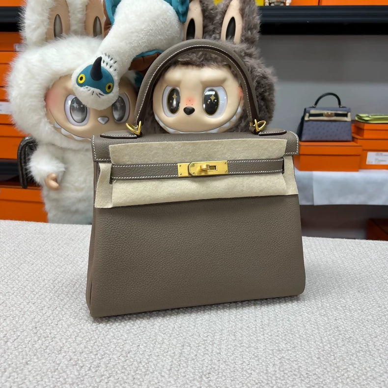 Hermès Kelly 28 in Gris Elephant Togo leather with brushed gold hardware