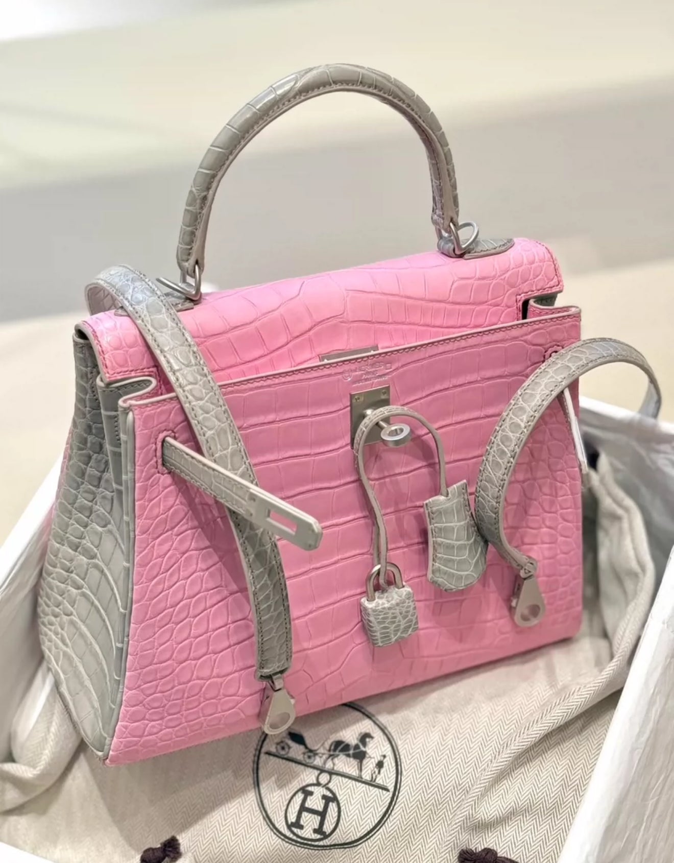 Hermès Kelly 25 5P Bubblegum & Pearl Gray Matte alligator Leather Palladium Hardware
