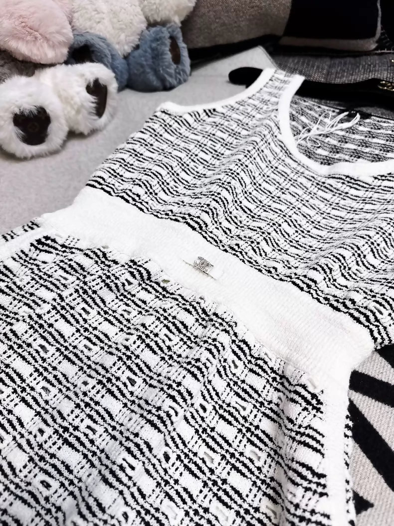 Chanel 25P Black and white color-blocked sleeveless knit dress
