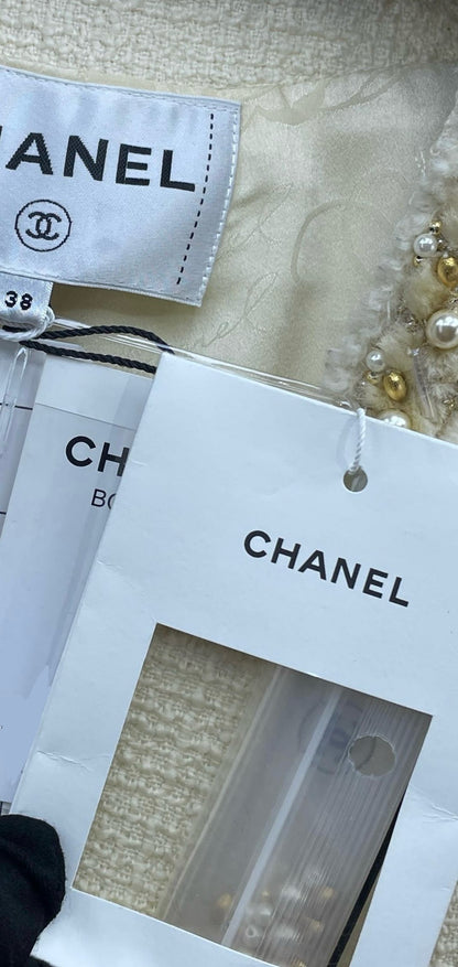 Ultra rare Chanel 2020 écru white tweed   jacket