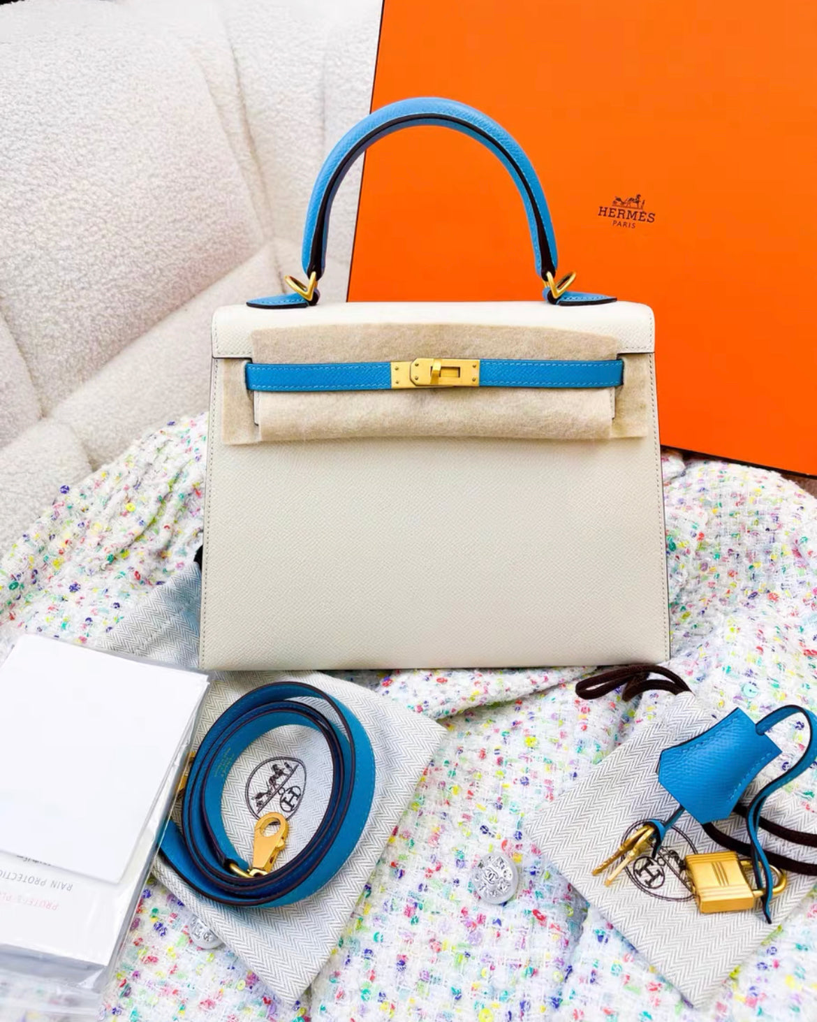 Hermès Special Order (HSS) Kelly Sellier 25 Craie and Bleu Aztec Chevre Brushed Gold Hardware