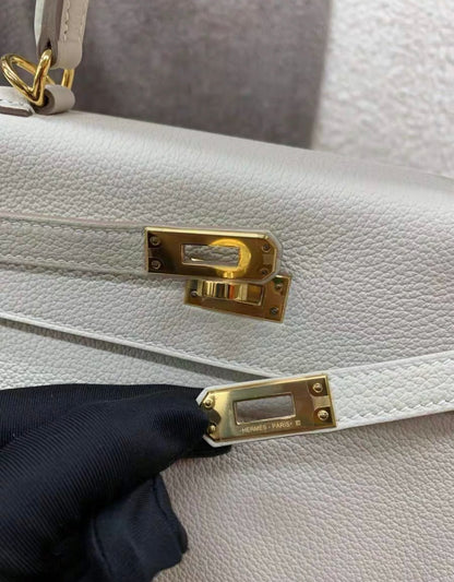 HERMÈS Kelly 25 in Craie Togo leather with Gold hardware