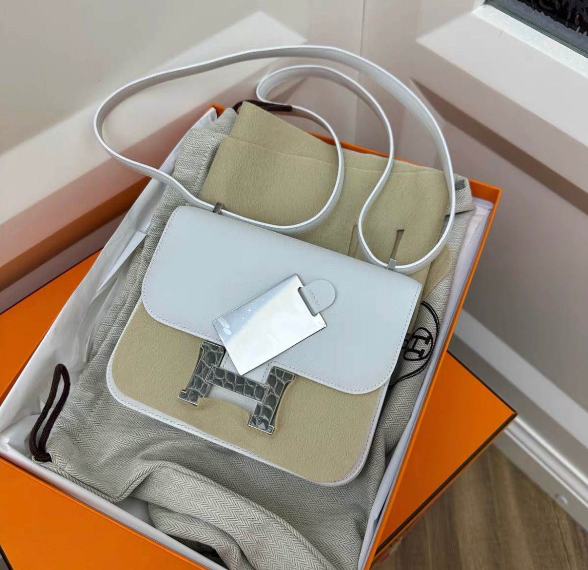 Hermès Constance 18 White/Gris Ciment Evercolor With Silver