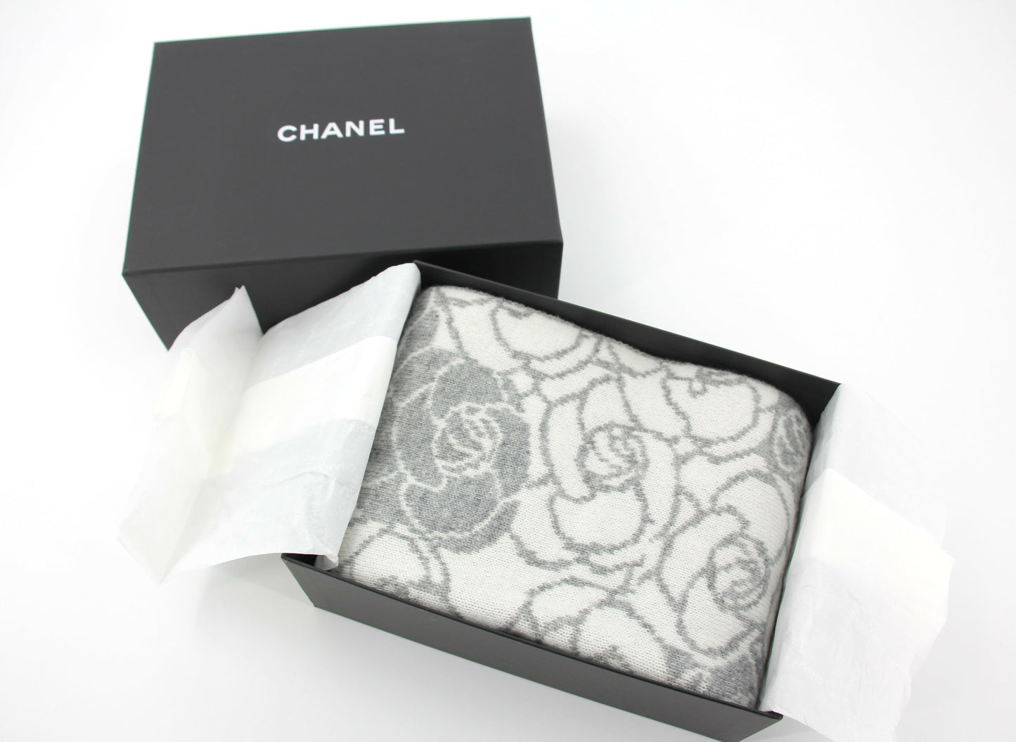 Chanel 23K Cotton Knitted Grey-white Camellia Scarf