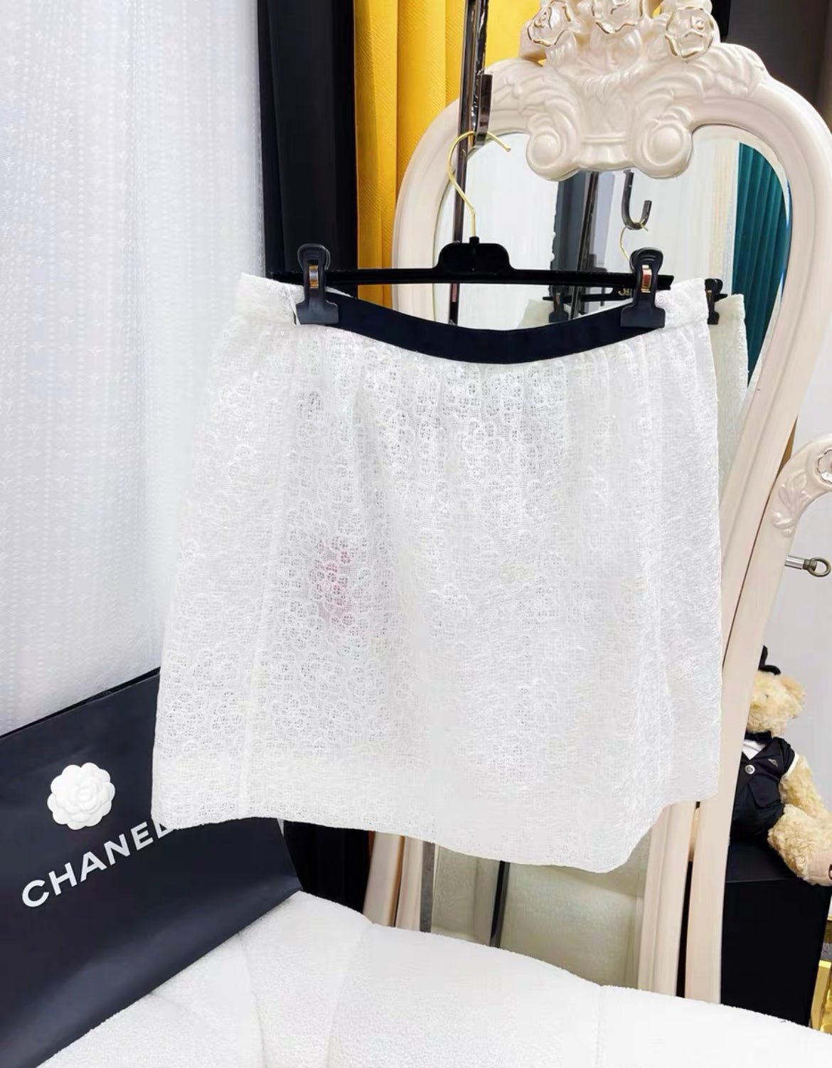 Chanel 24S White Camellia lace sequinned skirt size 44