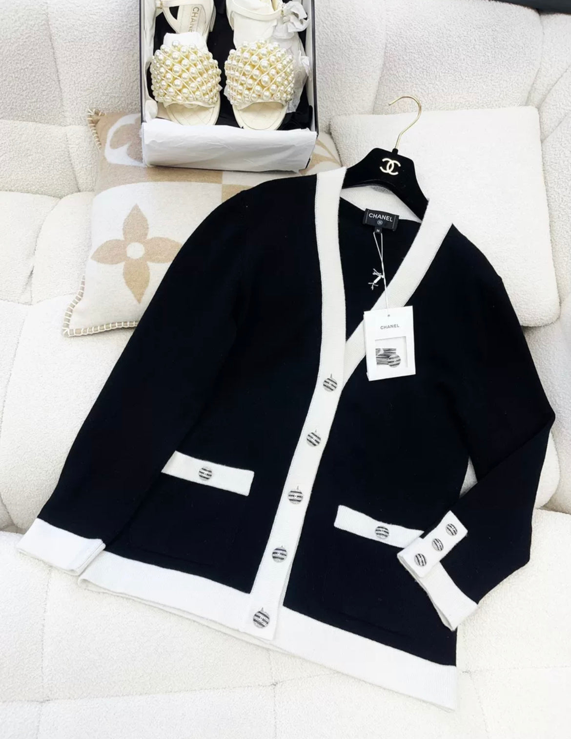 Chanel 24C black and white cashmere cardigan size 36