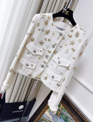 Chanel 22C White tweed jacket decorated with charms