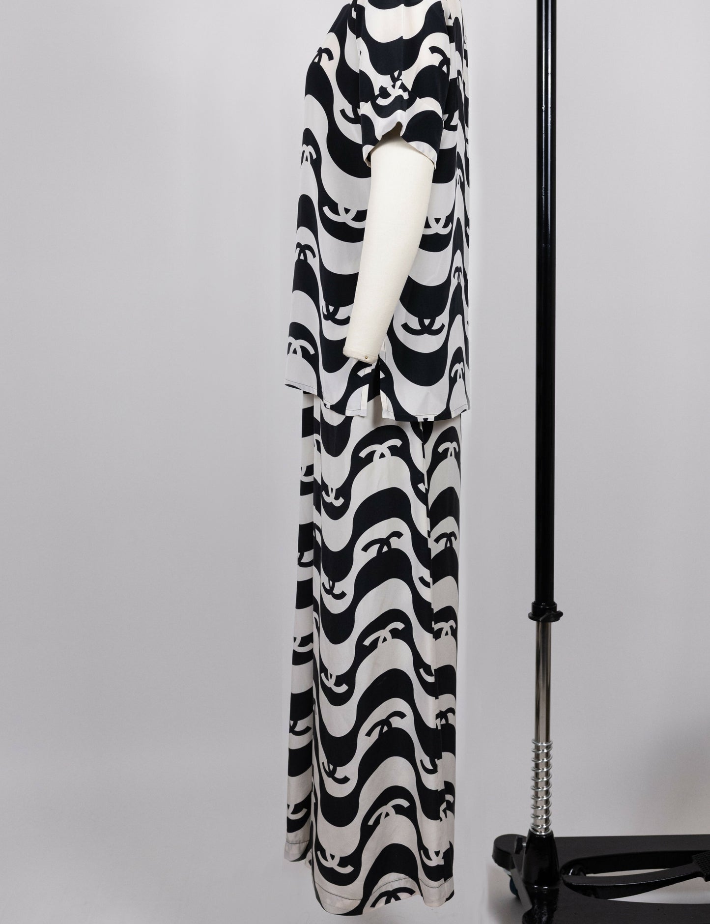 Chanel 2021 Spring/Summer Black and White Wave Set