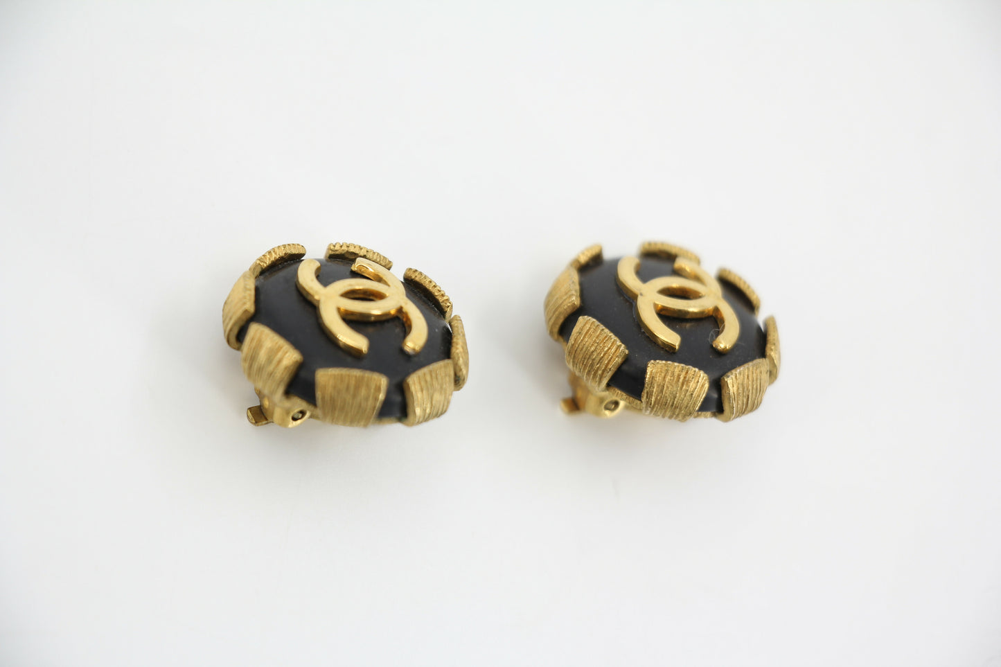 Chanel Vintage 94 Gold Plated & Resin Buckle CC in Black and Gold Clip-on Earrings