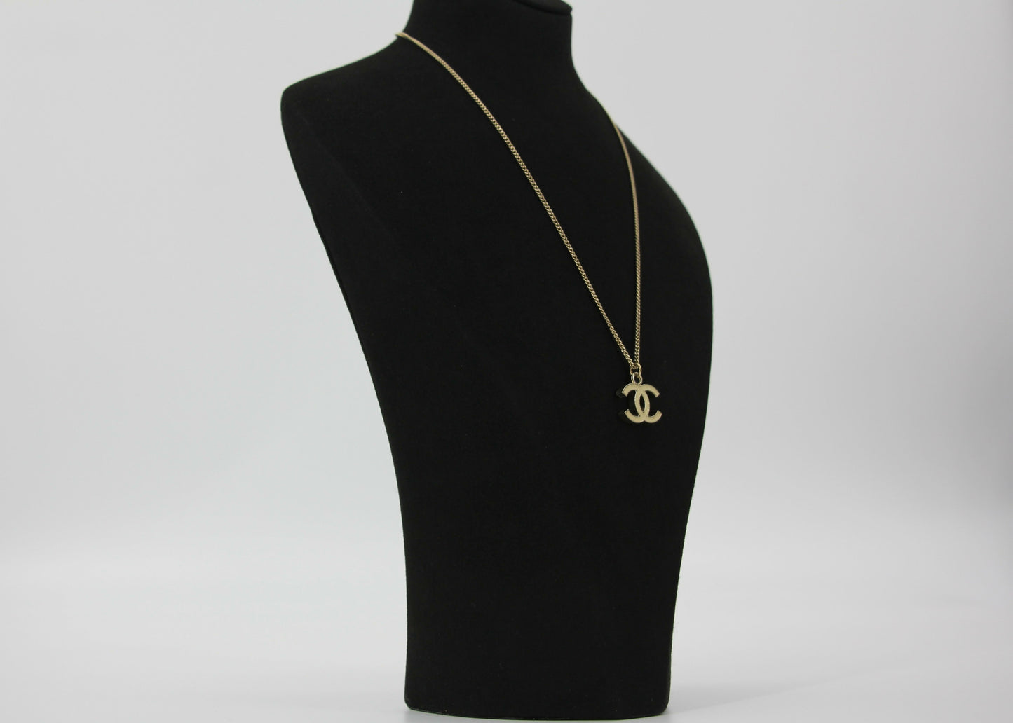 Chanel Vintage 04V Enamel Classic White CC Light Gold Necklace