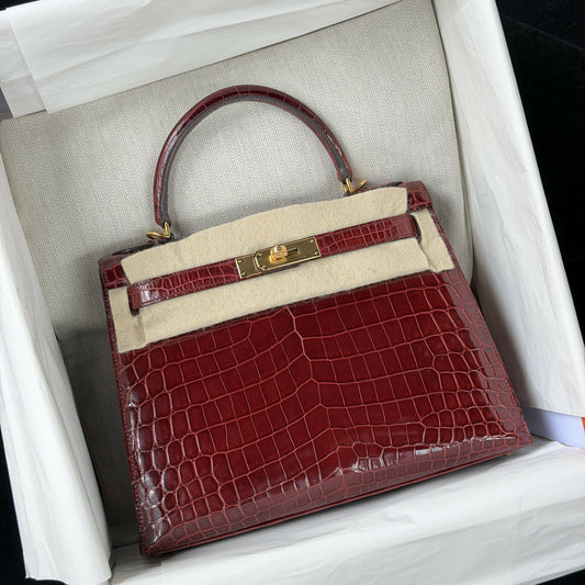 Hermès Kelly 28 Bordeaux Shiny Niloticus Crocodile with Gold Hardware