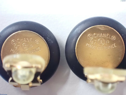 Chanel Vintage 97P Enamel Black & White Round Bean Clip-on Earrings