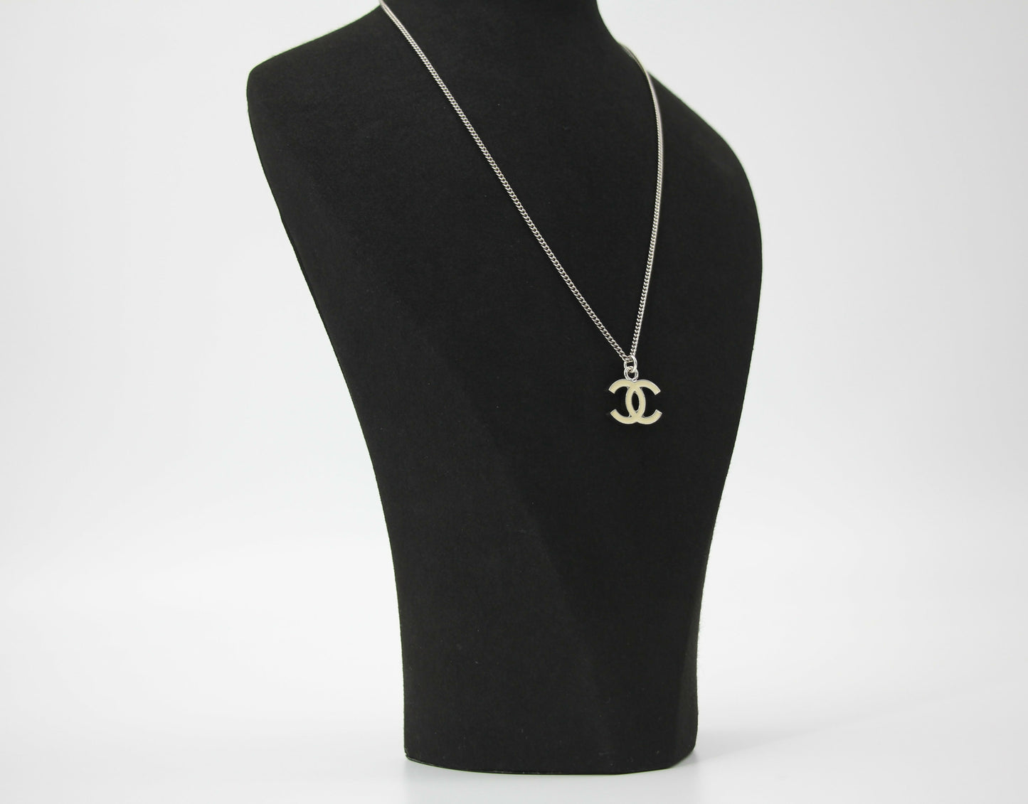 Chanel Vintage 07V Enamel Classic White CC Light Gold Necklace