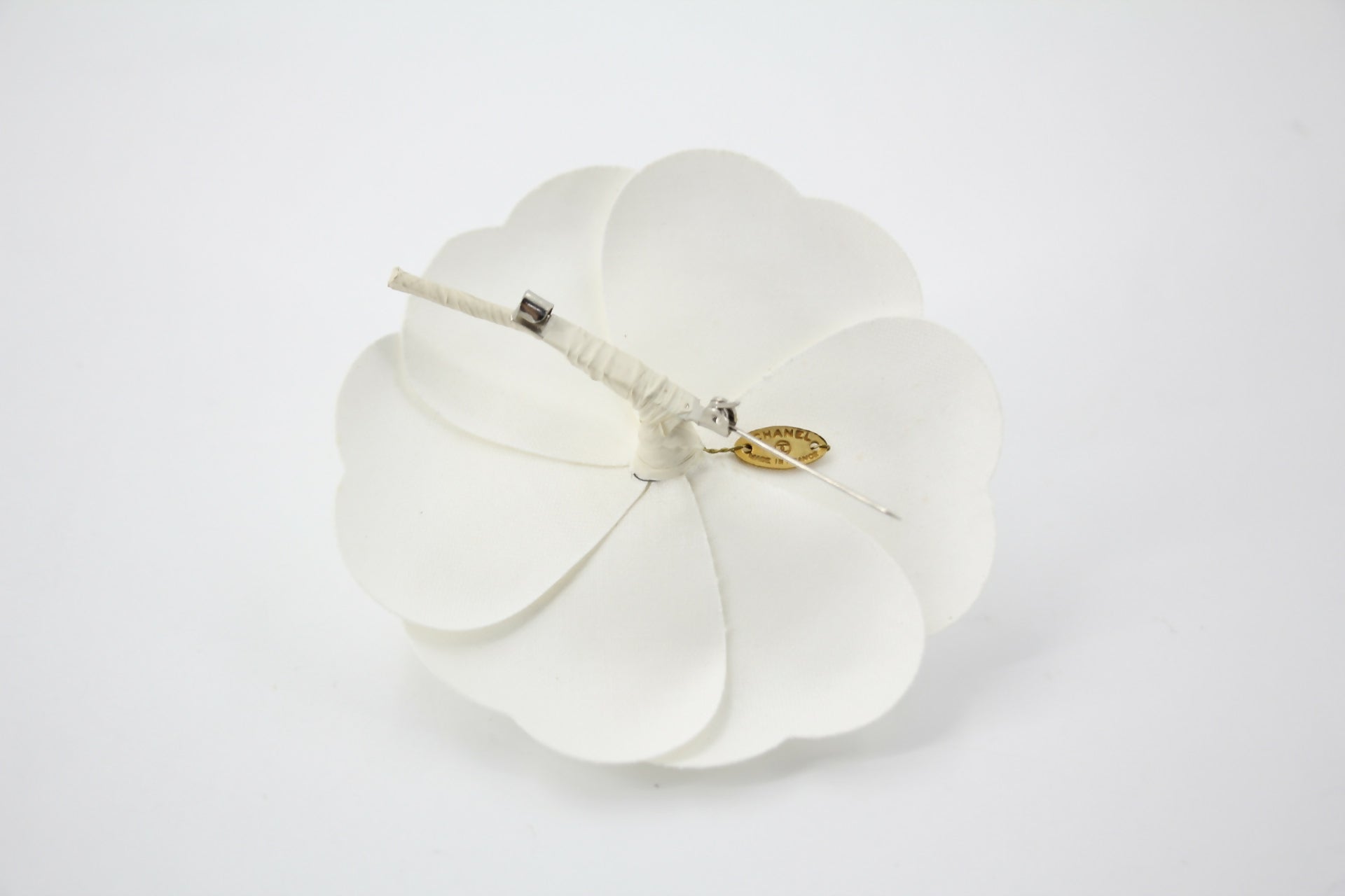 Chanel Vintage 81-85 White Silk Camellia Brooch – Wararni.com